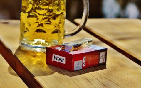 beer_beer_garden_cigarettes_lighter_thirst_glass_mug_drink_beer_glass-640335.jpg!s